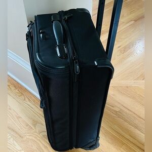Briggs & Riley Sleek Black Travel Bag
